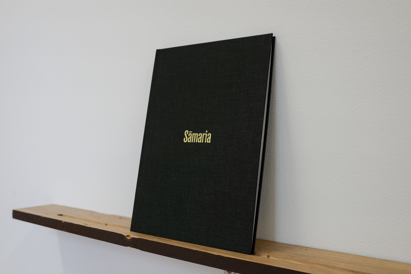 Ma'alo Lafo, Sāmaria, 2025. Designed by Warren Olds. 56-page photobook, cloth-bound with colour images. Photo: Bri Lawrence.