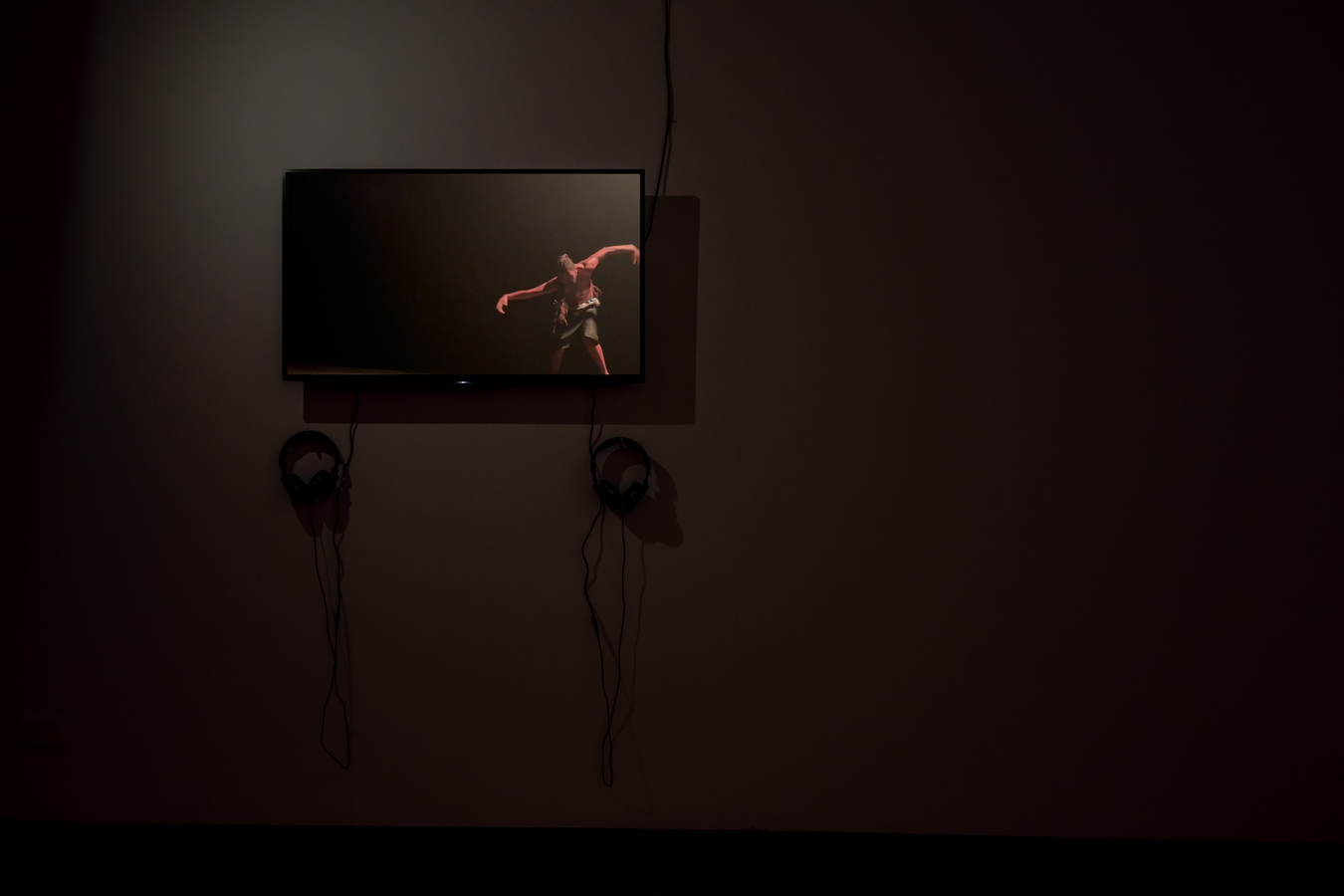 Navi Fong, (installation view), 2022. Video, 2'27". Photo by Stuart Lloyd-Harris.
