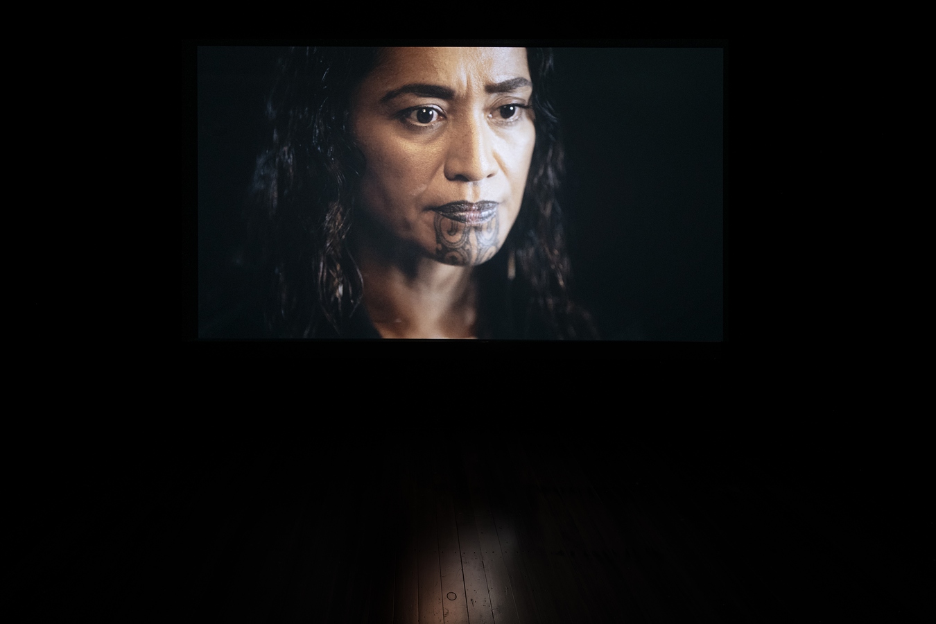 Installation view of Luke Willis Thompson, Whakamoemoeā, 2024. 4K digital video, colour, 5.1 surround sound, 21 mins. Commissioned by Sharjah Art Foundation and produced by Ordinary Films and Kura Productions.